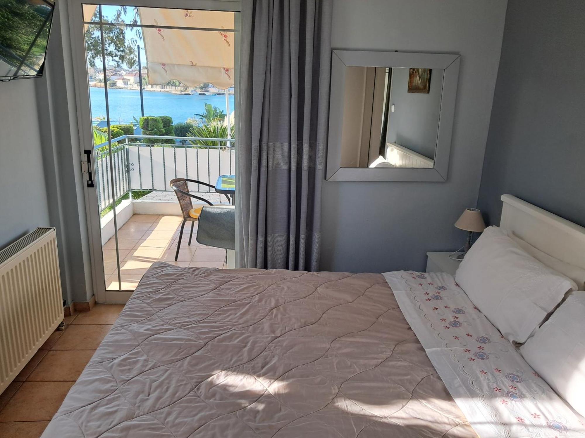 Top Floor On Villa, 3' From Center, By The Sea! Host Is Efi Kwsta Превеза Экстерьер фото